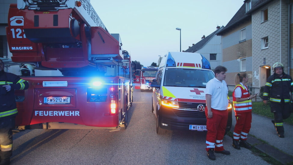 Einsatz der Feuerwehr bei Kellerbrand in einem Mehrparteienwohnhaus in Wels-Neustadt